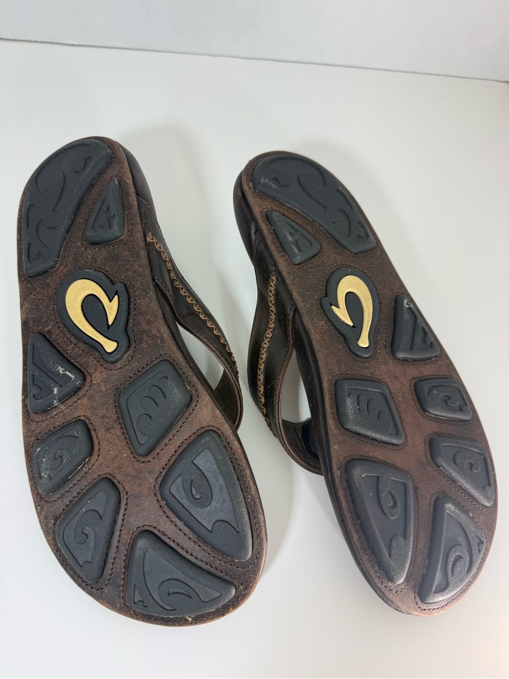 OluKai Dark Brown Leather Men’s Flip-Flops with Tan Stitching - Picture 4 of 8